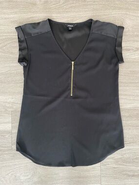 Express Black V-Neck Short Sleeve Cuff Blouse with Gold Zip Women’s Small